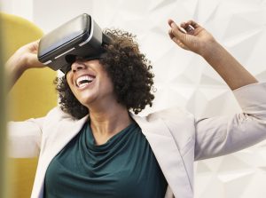 La Realidad Virtual (RV) es una reproducci&oacute;n de objetos y lugares de apariencia real que se crea mediante las nuevas tecnolog&iacute;as inform&aacute;ticas. Lejos de emplearse &uacute;nicamente en los videojuegos, sus aplicaciones no dejan de expandirse. Tambi&eacute;n se puede emplear en la educaci&oacute;n, la medicina o incluso los casinos online. Los muchos usos de RV prometen grandes avances a muy corto plazo. Tal es el caso de su aplicaci&oacute;n en la medicina. En Estados Unidos, la compa&ntilde;&iacute;a VRHealth emplea visores de RV como Oculus Go y Rift y facilita el proceso m&eacute;dico que tienen que atravesar numerosos tipos de pacientes. Desde personas en rehabilitaci&oacute;n, a mujeres de parto, pasando por enfermos de c&aacute;ncer que necesitan quimioterapia o pacientes que sufren de Alzh&eacute;imer. Lo positivo de la Realidad Virtual es que su usuario tiene acceso a animaciones en 360&ordm; que lo transportan a otro lugar y les ofrecen m&aacute;s informaci&oacute;n sobre algo. De este modo, los visores ayudan tambi&eacute;n en la formaci&oacute;n en la medicina. Mediante RV, el estudiante tiene acceso a im&aacute;genes de partes del cuerpo que no son f&aacute;cilmente accesibles o, en otros casos, su uso permite al estudiante ver de cerca los procesos quir&uacute;rgicos m&aacute;s comunes. De hecho, el empleo de la Realidad Virtual se extiende a todos los &aacute;mbitos educativos y a todos los niveles: en preescolar, donde los ni&ntilde;os pueden ver una realidad virtual que complementa sus experiencias y les ayuda a explorar y jugar; o en primaria y secundaria, donde tienen la oportunidad de examinar un coraz&oacute;n de cerca o ver rincones remotos del mundo. La realidad virtual les proporciona una perspectiva diferente de la educaci&oacute;n y los motiva a seguir aprendiendo de un modo innovador. Los l&iacute;mites de esta tecnolog&iacute;a no est&aacute;n definidos. Los avances de RV son continuos y una de sus potenciales aplicaciones es en los casinos online . Los desarrolladores de software han estado estudiando las posibilidades de incluir la Realidad Virtual en los juegos de apuestas. De hecho, ya se ha integrado esta tecnolog&iacute;a en algunos de sus juegos. A pesar de que su uso es por ahora limitado, el desarrollo es paulatino, lo que, en muy poco, ofrecer&aacute; a los jugadores la experiencia de estar en un casino real desde la comodidad de sus hogares. Los usos de la RV en los &aacute;mbitos mencionados est&aacute;n en su fase inicial; hay a&uacute;n un gran margen de crecimiento y desarrollo que est&aacute; en las manos de aquellos que crean y hacen uso de esta tecnolog&iacute;a. No cabe duda de que la Realidad Virtual acaba de llegar y parece que se va a quedar para ayudar y facilitar la vida de muchos.