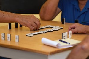 Los juegos de mesa ayudan a estimular las capacidades mentales de las personas mayores