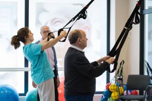 El grupo poblacional m&aacute;s afectado durante la pandemia han sido las personas mayores. En concreto, el confinamiento ha conllevado efectos negativos tanto a nivel f&iacute;sico como cognitivo. Adem&aacute;s de alteraciones en el estado de &aacute;nimo y en la conducta. En palabras de la directora de Operaciones de STIMA, Patricia del Barco &ldquo;a nivel f&iacute;sico se ha visto deteriorada la fuerza muscular del miembro inferior y, por lo tanto, la marcha, perdi&eacute;ndola en algunos casos totalmente&rdquo;. Asimismo, Patricia destaca un aumento del deterioro cognitivo con m&aacute;s fallos de atenci&oacute;n, memoria a corto plazo, alteraci&oacute;n de las funciones ejecutivas y desorientaci&oacute;n temporal. Adem&aacute;s, la experta se&ntilde;ala que en personas sin deterioro cognitivo han aparecido los primeros s&iacute;ntomas del mismo, desorientaci&oacute;n y ligeros fallos de memoria. En cuanto a la recuperaci&oacute;n de las capacidades p&eacute;rdidas durante la cuarentena, desde Stima insisten en que si no hay patolog&iacute;a a&ntilde;adida, son recuperables en su mayor&iacute;a con la rehabilitaci&oacute;n adecuada. Sin embargo, Barco apostilla que &ldquo;la rehabilitaci&oacute;n debe empezar cuanto antes para que los d&eacute;ficits sean los menores posibles&rdquo;. A la hora de saber cu&aacute;ndo es adecuado acudir a un centro de d&iacute;a, Patricia del Barco se&ntilde;ala que &ldquo;desde Stima recomendamos acudir a un centro de d&iacute;a a cualquier persona mayor que precise estimulaci&oacute;n cognitiva, f&iacute;sica, funcional o social y que, a pesar de estos d&eacute;ficits, quieran seguir viviendo en su casa con su familia, siendo un recurso muy &uacute;til a la hora de disfrutar de un envejecimiento con calidad a pesar de las patolog&iacute;as que puedan sobrevenirle al mayor. Adem&aacute;s, la experta a&ntilde;ade que &ldquo;en esta &eacute;poca que estamos viviendo, se hace especialmente adecuada la asistencia a un recurso de este tipo, pues el confinamiento ha aumentado notablemente los deterioros en las personas mayores e, incluso, los ha hecho aparecer&rdquo;.