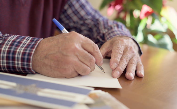 Escribir es una actividad de estimulación cognitiva muy interesante en casos de alzhéimer