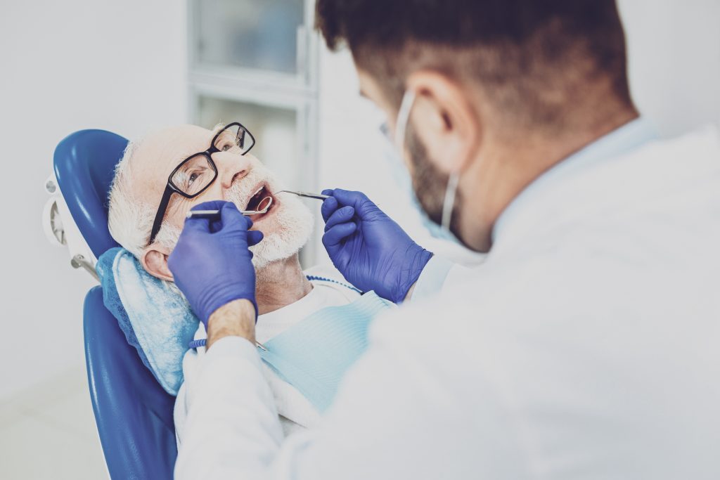 La salud bucodental de las personas mayores se ha deteriorado durante la pandemia