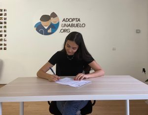 Rebeca López Adopta Un Abuelo