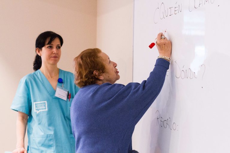 Los centros de día facilitan la integración de las personas mayores con enfermedad neurodegenerativa