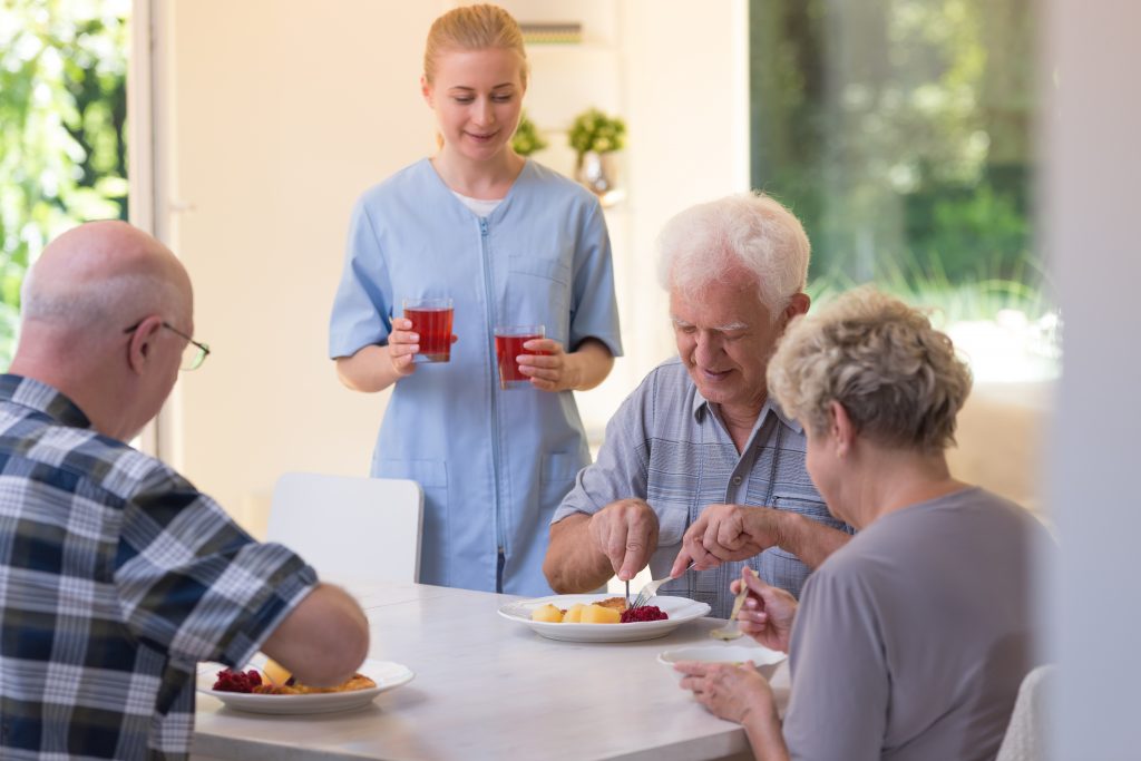 Una adecuada alimentación, determinante para la salud de las personas mayores