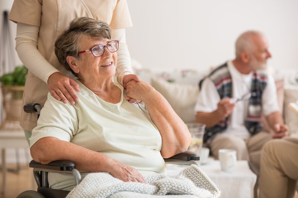 ¿Es posible la eliminación total de sujeciones en centros residenciales?