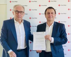 Leopoldo P&eacute;rez Su&aacute;rez, secretario general de Cruz Roja, firmando el convenio de colaboraci&oacute;n junto a Antonio Mart&iacute;nez, director corporativo de Personas de DomusVi.