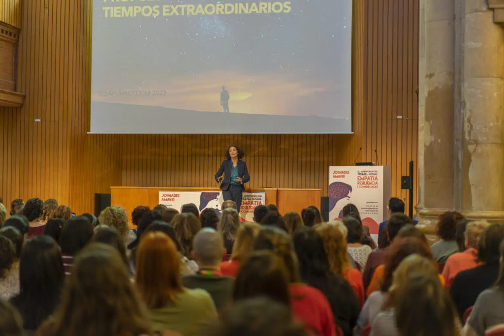 empatía, resiliencia y comunicación del trabajo social en residencias de personas mayores.