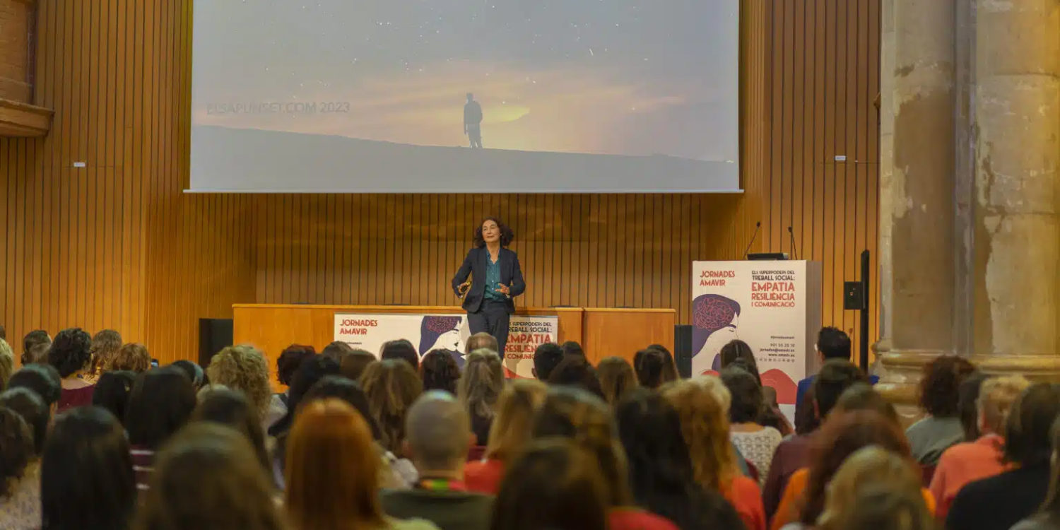 empatía, resiliencia y comunicación del trabajo social en residencias de personas mayores.