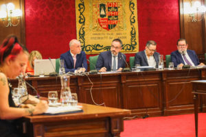 El Pleno de M&oacute;stoles aprueba crear una ventanilla de atenci&oacute;n preferente a las personas mayores