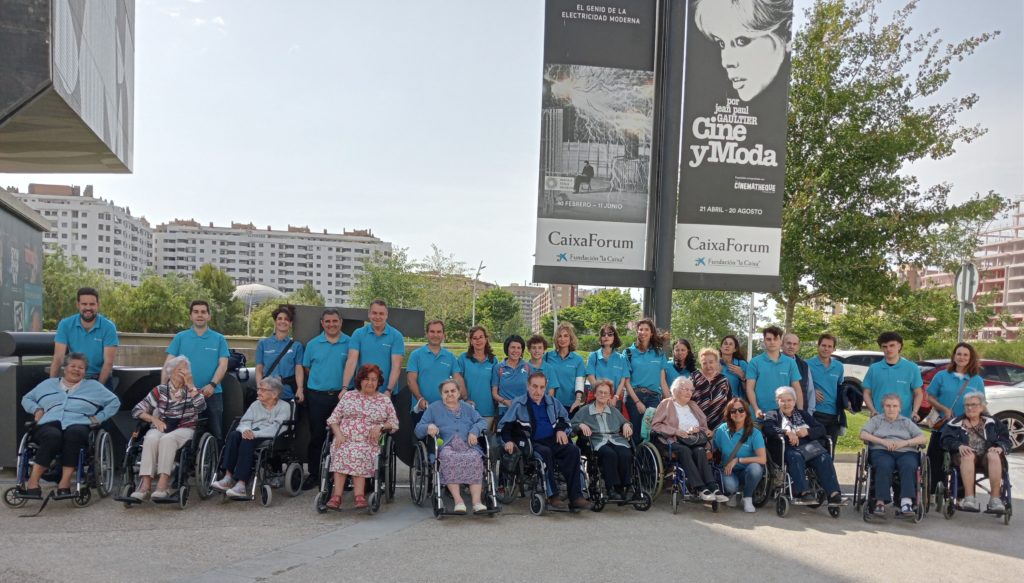 Voluntariado CaixaBank con personas mayores.