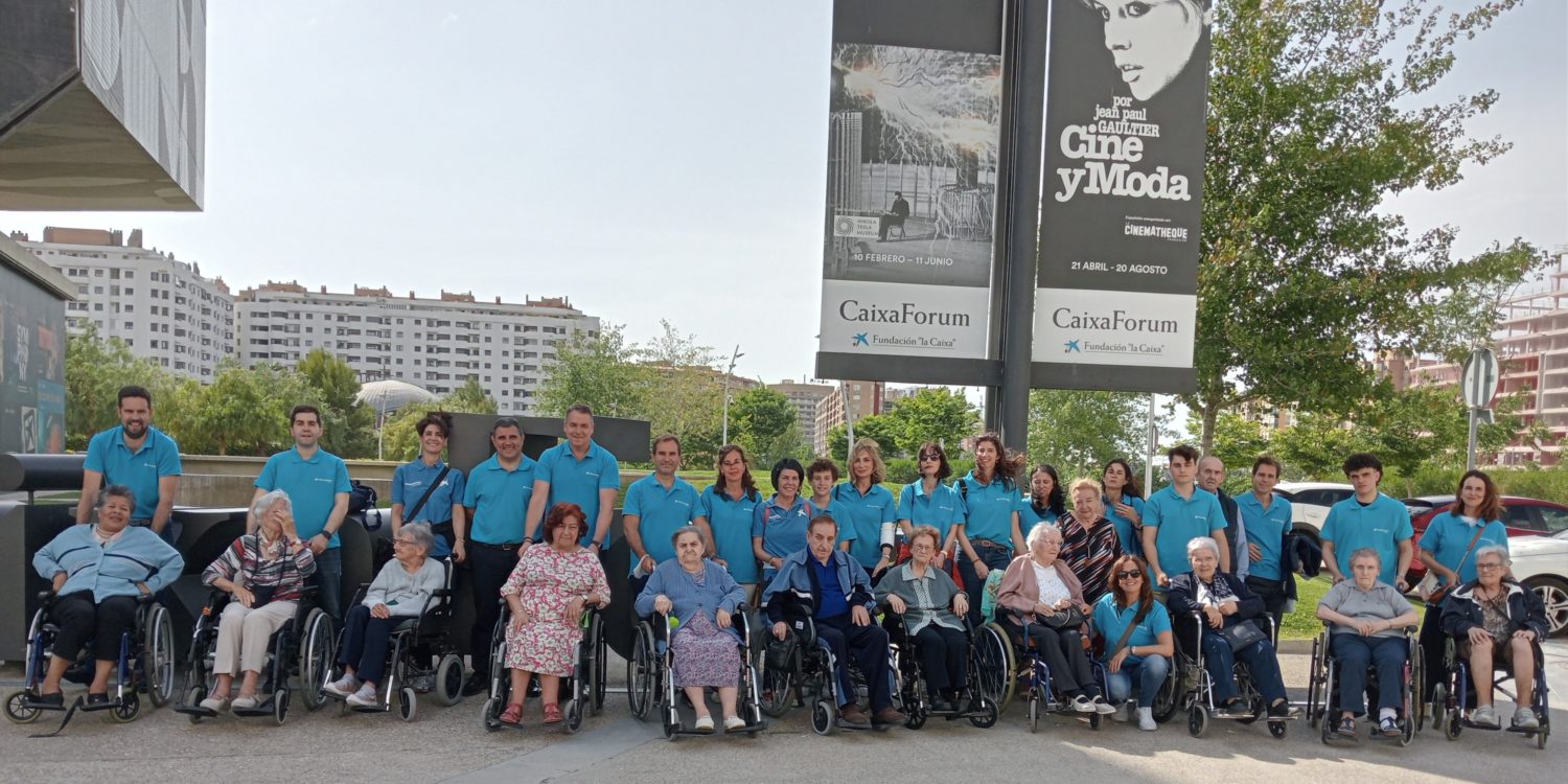 Voluntariado CaixaBank con personas mayores.