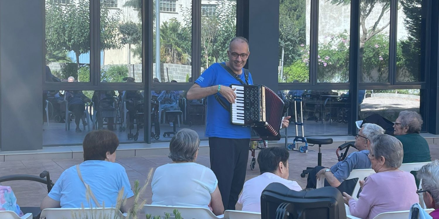 Músicos por la salud de las personas mayores.