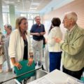 La vicepresidenta segunda y consellera de Servicios Sociales, Igualdad y Vivienda, Susana Camarero, y personas mayores.