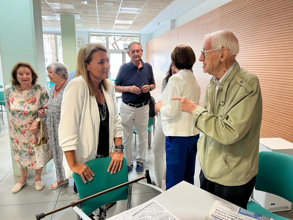 La vicepresidenta segunda y consellera de Servicios Sociales, Igualdad y Vivienda, Susana Camarero, y personas mayores.