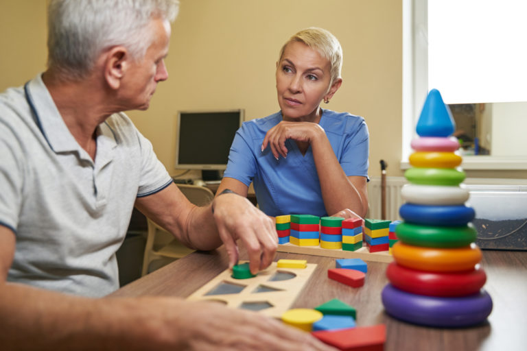 Terapia Ocupacional, con personas mayores.