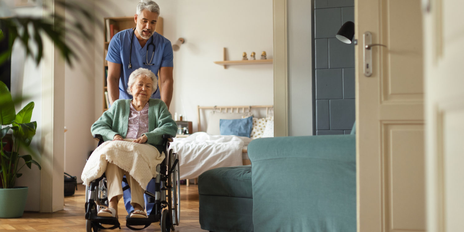 ACRA. Cuidado de personas mayores en residencias.