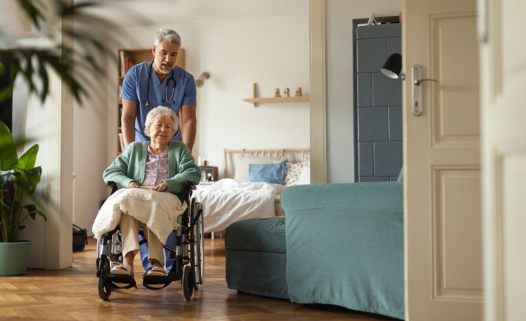 ACRA. Cuidado de personas mayores en residencias.