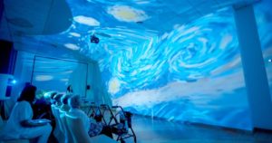 Sala inmersiva de Sanitas Mayores, para la atenci&oacute;n a las personas mayores.