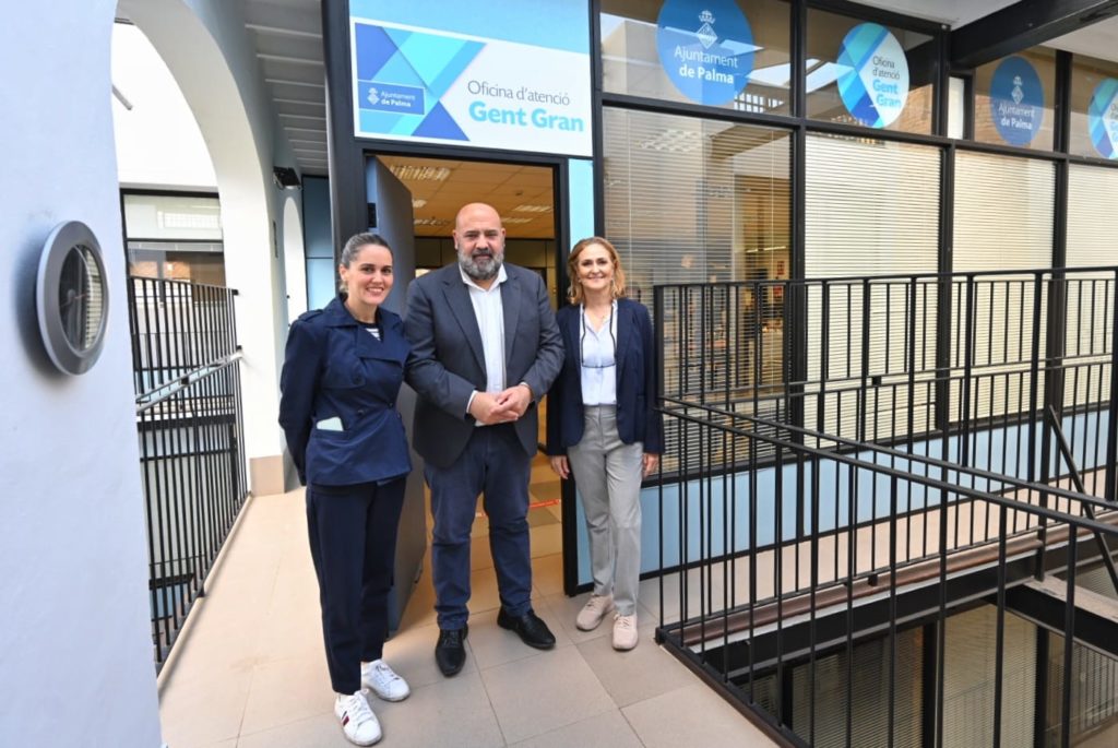 El Ayuntamiento de Palma inaugura la Oficina de Atención a las Personas Mayores en el Centre Flassaders.