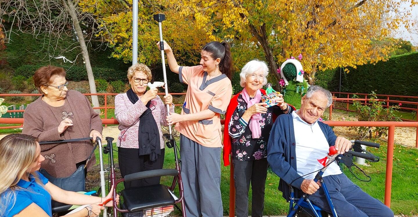 Mayores y artistas recicladores del jardín terapéutico de personas mayores. Ballesol.