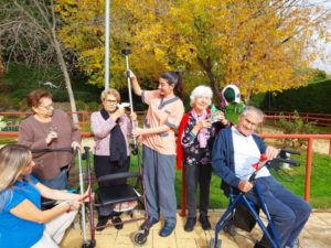 Mayores y artistas recicladores del jard&iacute;n terap&eacute;utico de personas mayores. Ballesol.