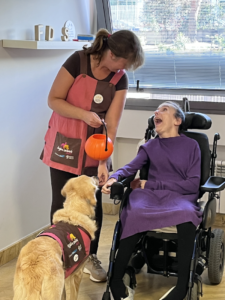 Terapias no farmacol&oacute;gicas con perros. ORPEA.