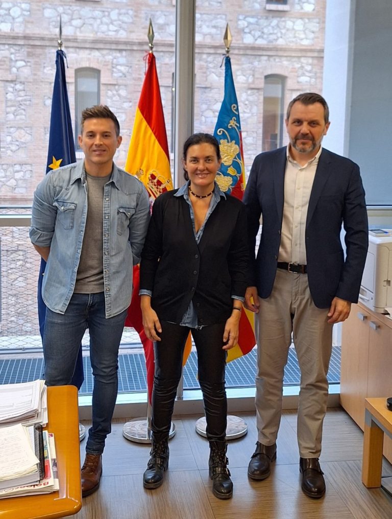 La directora general de Dependencia y Personas Mayores, Beatriz Simón, junto a David Taroncher y José María Toro, representantes de AERTE.