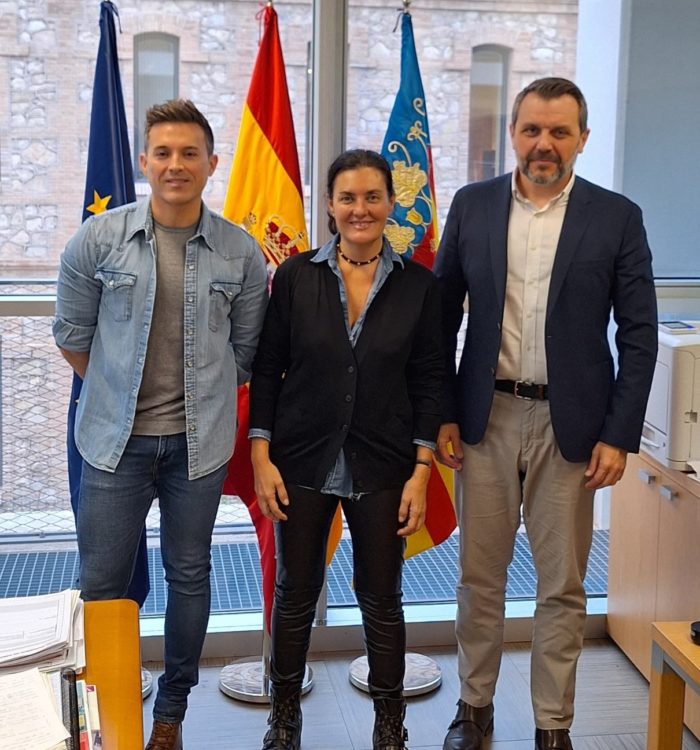 La directora general de Dependencia y Personas Mayores, Beatriz Simón, junto a David Taroncher y José María Toro, representantes de AERTE.