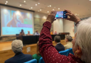 Combatir la soledad no deseada y el aislamiento digital de las personas mayores.