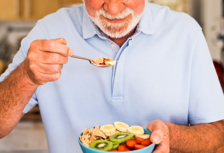 Dieta equilibrada para la salud cerebral de las personas mayores. Sanitas Mayores.