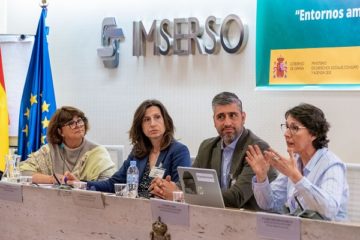 “IV Encuentro de Ayuntamientos de la Red de Ciudades y Comunidades Amigables con las Personas Mayores. Entornos Amigables para vivir mejor”. Mayte Sancho, directora general del Imserso, Sara Ulla, coordinadora de Estudios y Apoyo Técnico del Imserso, Pablo Ferreiro, delegado para la política de larga vida. Dpto. de cohesión social y solidaridad. Ciudad de Ginebra y Mónica Ramos, coordinadora técnica de UNATE y Fundación PEM.