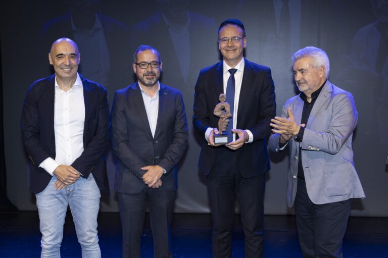 El director general de Personas Mayores, Personas con Discapacidad y Atención a la Dependencia de Castilla y León, Eduardo García, recogiendo el galardón en los Premios Vivofácil 2024.