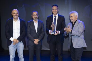 El director general de Personas Mayores, Personas con Discapacidad y Atención a la Dependencia de Castilla y León, Eduardo García, recogiendo el galardón en los Premios Vivofácil 2024.