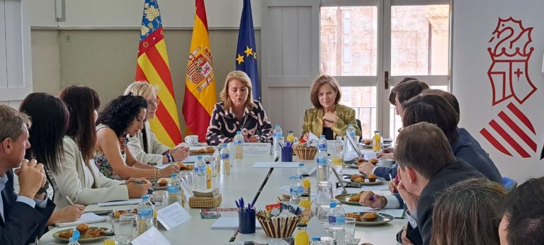 La consejera de Servicios Sociales, Igualdad y Vivienda de la Generalitat Valenciana, Susana Camarero, y la presidenta de Grupo SENDA, Matilde Pelegrí.