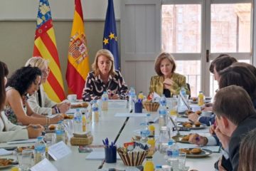 La consejera de Servicios Sociales, Igualdad y Vivienda de la Generalitat Valenciana, Susana Camarero, y la presidenta de Grupo SENDA, Matilde Pelegrí.