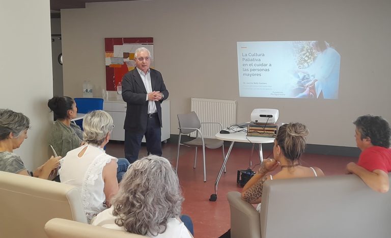 El Dr Jacinto Bátiz, impartiendo una formación sobre cuidados palaitivos en la residencia vizcaína IMQ Igurco Unbe