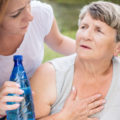 Olas y golpes de calor en personas mayores. Consejos para protegerlos, por Sanitas Mayores.