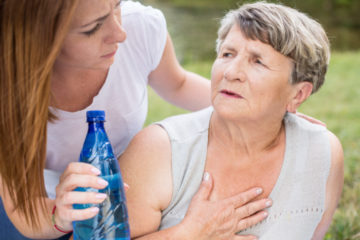 Olas y golpes de calor en personas mayores. Consejos para protegerlos, por Sanitas Mayores.