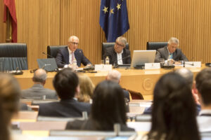 De izq. dcha. Kevin Ali, CEO y presidente mundial de Órganon; Modesto Pose, vicepresidente de la Comisión de Sanidad del Congreso de los Diputados, y Juan del Llano, director de la Fundación Gaspar Casal.