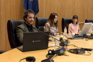 De izq. dcha. Pedro Gullón, director general de Salud Pública y Equidad en Salud del Ministerio de Sanidad; Soledad Valle, redactora de Diario Médico (moderadora), y Marta Artero, subdirectora adjunta de Ordenación Normativa del Ministerio de Trabajo y Economía Social.