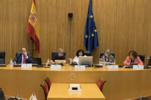 De izq. a dcha. David García (VOX); Rafael Cofiño (SUMAR); Belén Gómez del Pino, periodista sanitaria de Onda Cero; y Elvira Velasco (PP) y Caridad Rives (PSOE).