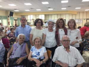 Toñi Coloma con las personas mayores de Albacete.