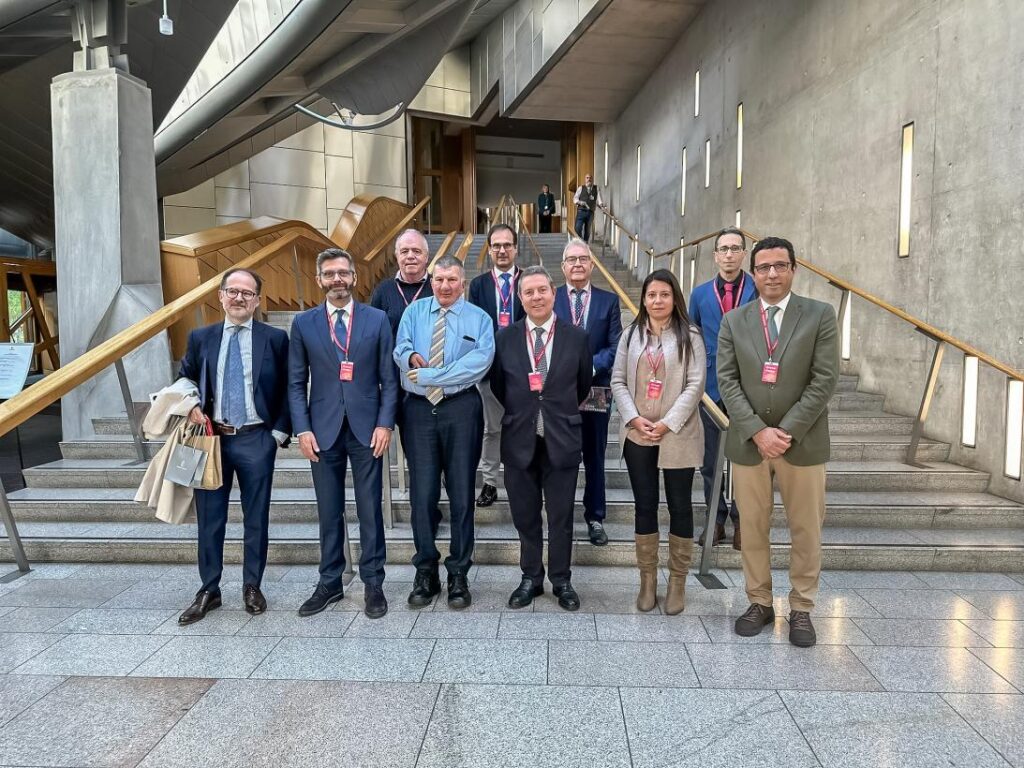 El presidente autonómico, Emiliano García-Page, se reúne, en Glasgow (Escocia), con entidades dedicadas al cuidado y bienestar social. La reunión es en el East Renfrewshire Health and Social Care Partnership (ERHSCP), en Drumby Cres, Clarkston, Glasgow G76 7HN. (Foto: JCCM).