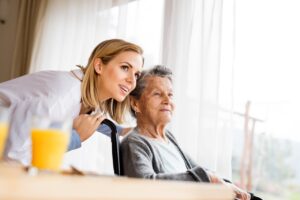 Servicios de Ayuda a Domicilio como herramienta contra la soledad no deseada en las personas m ayores.