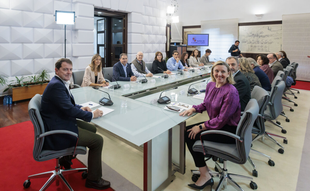 En primera estancia, el presidente de la Junta de Castilla y León, Alfonso Fernández Mañueco, y la vicepresidenta de la Junta y consejera de Familia e Igualdad de Oportunidades, Isabel Blanco.