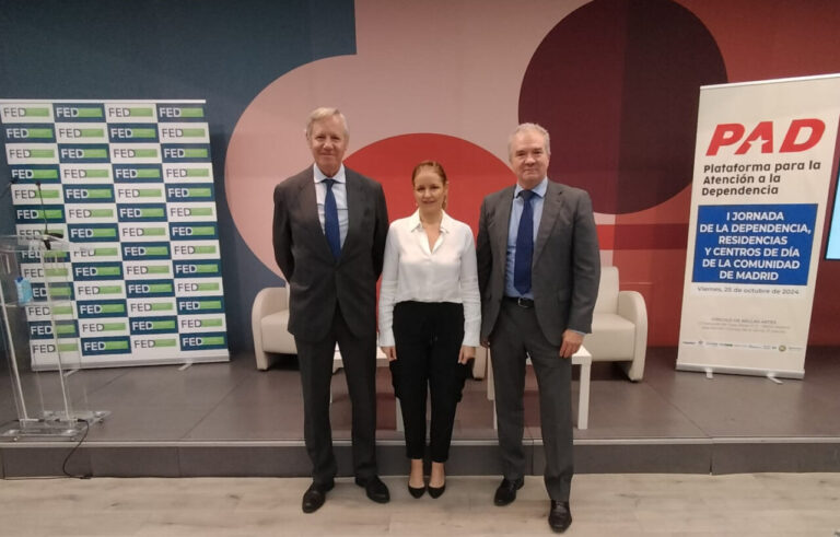 Ignacio Fernández-Cid Plañiol, presidente de la Federación Empresarial de la Dependencia (FED), Ana Dávila Ponce de León, consejera de Familia, Juventud y Asuntos Sociales de la Comunidad de Madrid y Pedro L. Béjar Martínez, presidente de la Plataforma para la Atención a la Dependencia (PAD).