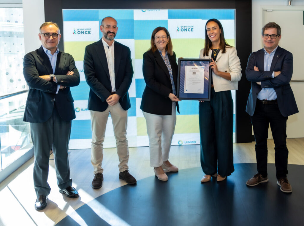 Javier Mejía, director de Marketing Estratégico y Desarrollo de Negocio de AENOR Pedro Pérez Olmedo jefe de Experiencia de Empleado y Salud en ILUNION VidaSénior Mar Sánchez, directora el área de Personas de ILUNION VidaSénior Carolina Soto, mánager de Sanidad de AENOR Cristóbal Cuevas, director general de ILUNION VidaSénior.