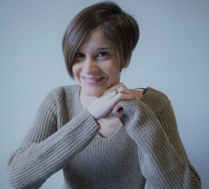 Laura Pleguezuelos Mart&iacute;nez, psic&oacute;loga y coordinadora de la Unidad Amigable en la Residencia Nueva Oliva de Pantoja, con personas con demencia avanzada.