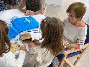 CleceVitam Ponent presenta &ldquo;Jugando entre recuerdos&rdquo; en una actividad intergeneracional con la Escuela Montessori.