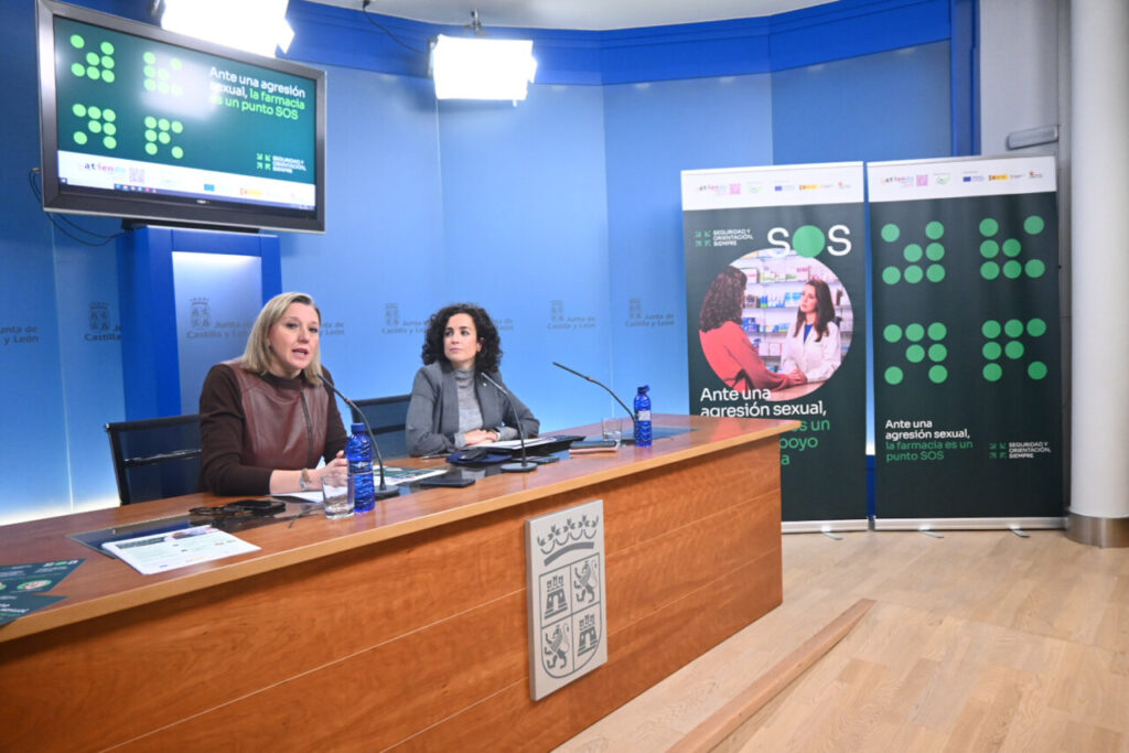 La vicepresidenta de la Junta de Castilla y León y consejera de Familia e Igualdad de Oportunidades, Isabel Blanco, y la presidenta del Consejo de Colegios Profesionales de Farmacéuticos de Castilla y León (Concyl), María Engracia Pérez Palomero.